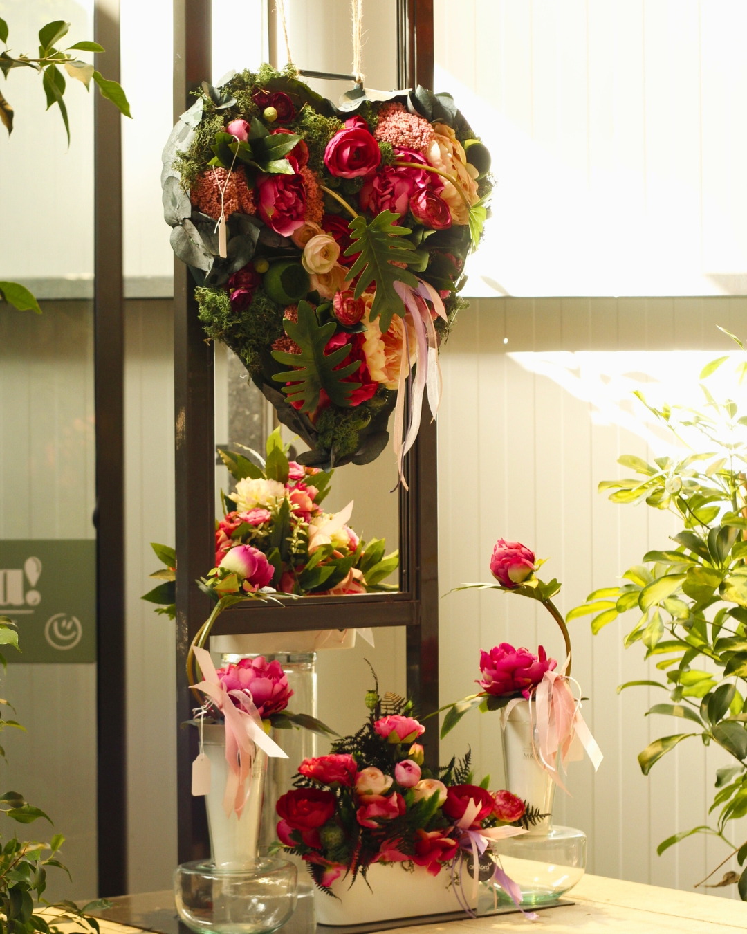 Ens preparem per Tots Sants amb arranjaments florals plens de sentiment